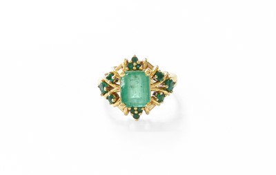 Lot 125 - An Emerald Cluster Ring, the emerald-cut...