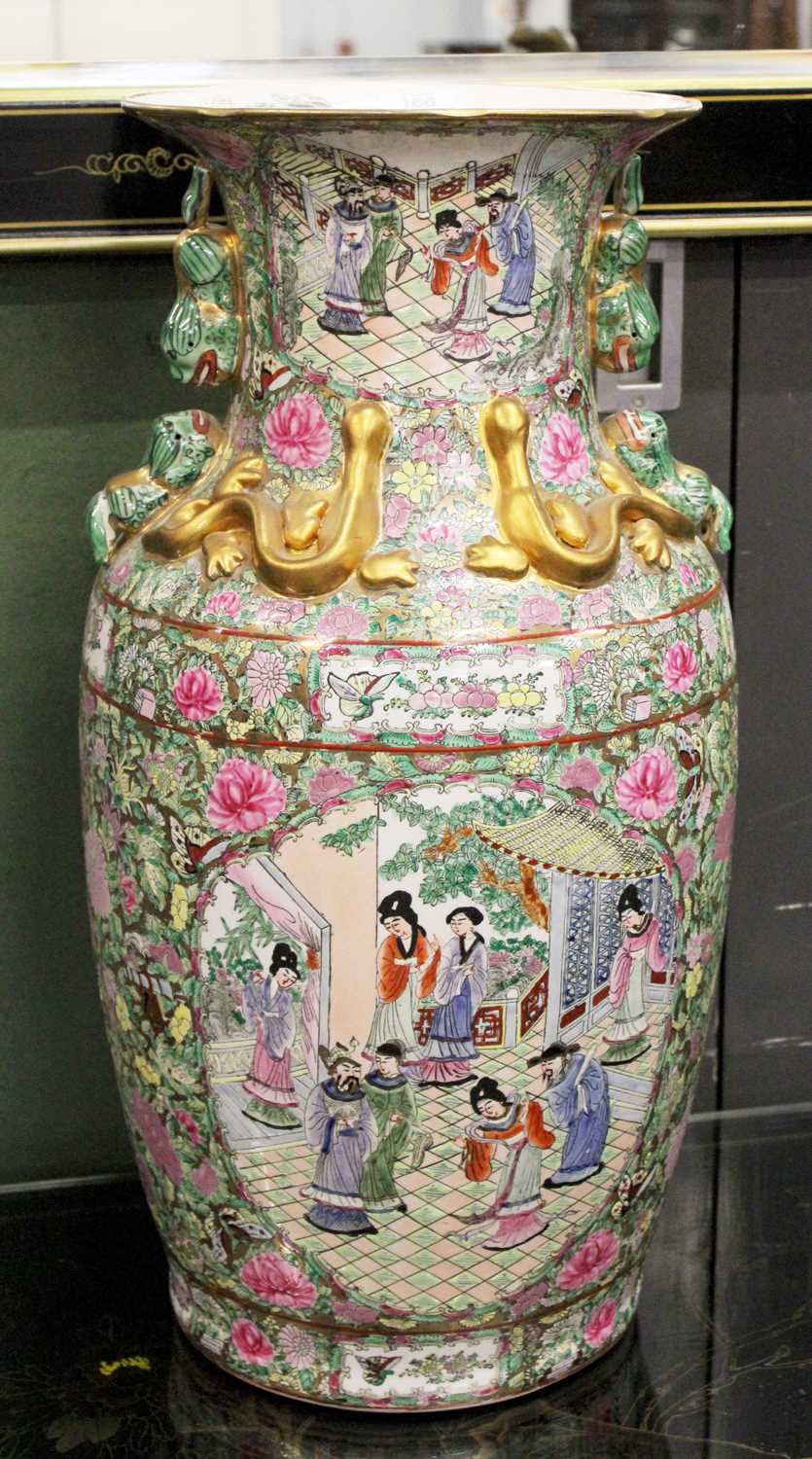Lot 166 - Large 20th Century Famille Rose Decorated