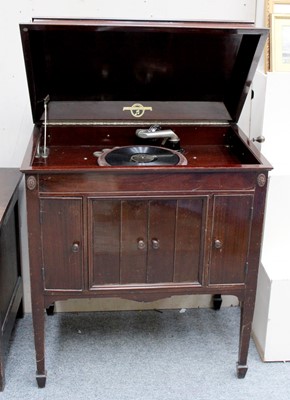 Lot 1073 - A Mahogany Cased Columbia Viva-le-Tonal...