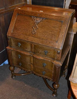 Lot 422 - A 1930's oak bureau