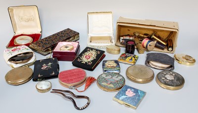 Lot 226 - A Quantity of Assorted Vintage Powder Compacts,...