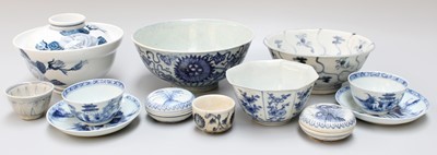 Lot 195 - A Pair of Chinese Porcelain "Nanking Cargo"...