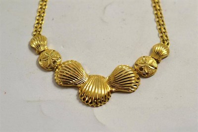 Lot 19 - A shell motif necklace, stamped '14K'