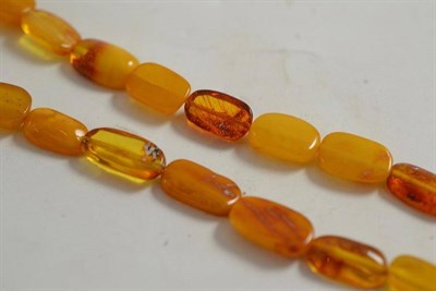 Lot 20 - An amber bead necklace