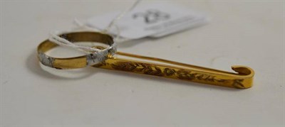 Lot 28 - A (repaired) 18ct gold ring and a bar brooch (cased)