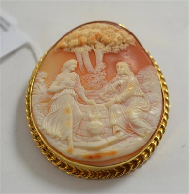 Lot 36 - A 9ct gold mounted cameo brooch/pendant
