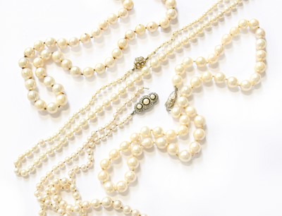 Lot 355 - A Graduated Cultured Pearl Necklace, with a...