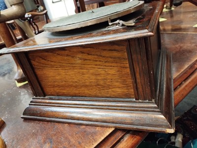 Lot 245 - A Peerless Gramophone, with red toleware horn