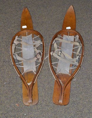 Lot 121 - A pair of snow shoes/skis