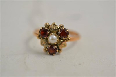 Lot 139 - A garnet and pearl ring