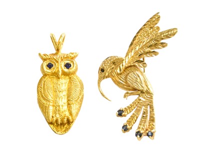 Lot 361 - A 9 Carat Gold Owl Pendant, with sapphire eyes,...