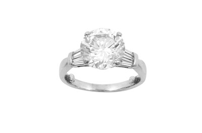 Lot 2339 - A Platinum Diamond Ring the round brilliant...
