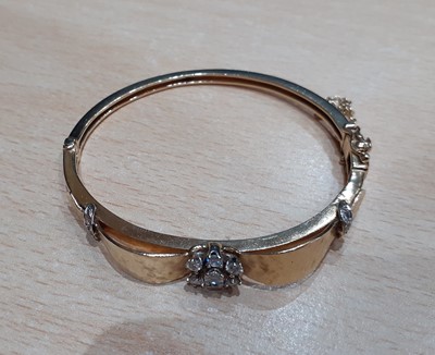 Lot 2037 - A Diamond Hinged Bangle the central round...