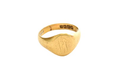 Lot 385 - An 18 Carat Gold Signet Ring, finger size Q