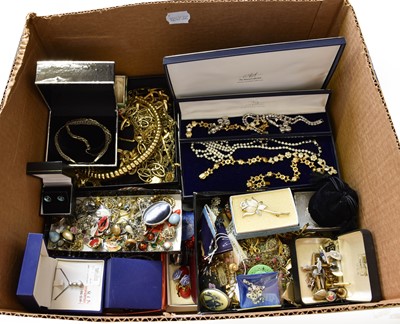 Lot 482 - A Quantity of Costume Jewellery, including...