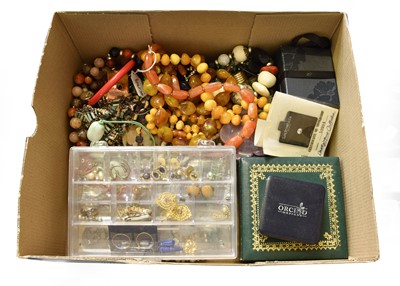 Lot 481 - A Quantity of Jewellery, including two amber...