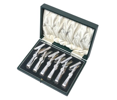 Lot 2207 - A Cased Set of Six George V Silver Individual Asparagus-Tongs