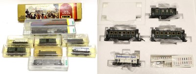 Lot 3350 - Trix HO Gauge 21229 Tank Passenger Set