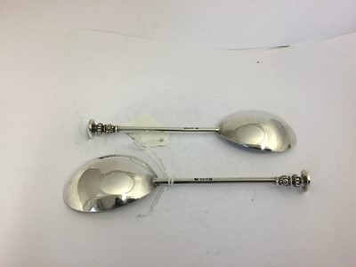 Lot 2201 - A Cased Pair of George V Silver Seal-Top Spoons