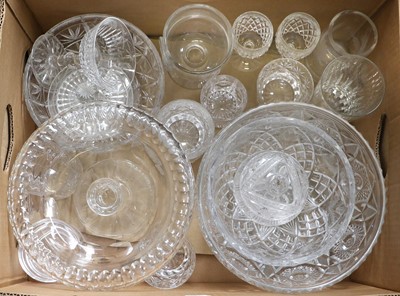 Lot 141 - Royal Crown Derby "Olde Avesbury" Pattern...