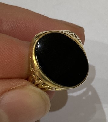 Lot 11 - A 9 Carat Gold Hardstone Signet Ring, finger...