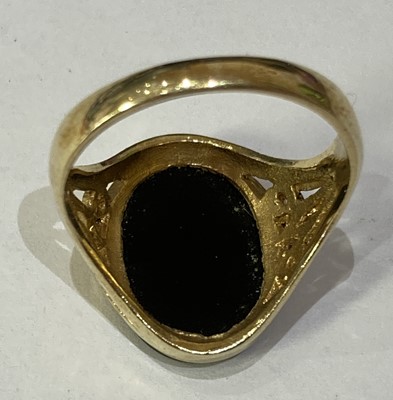 Lot 11 - A 9 Carat Gold Hardstone Signet Ring, finger...