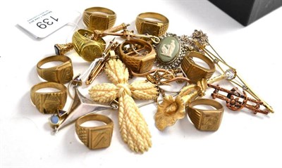 Lot 139 - A small quantity of jewellery, including six bar brooches, assorted dress rings, a contemporary...