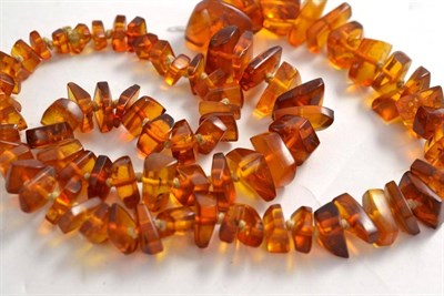 Lot 140 - Amber type necklace
