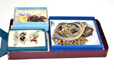 Lot 146 - A small quantity of silver and costume jewellery