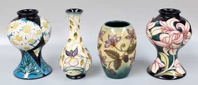 Lot 235 - A Modern Moorcroft "Heritige Centre Dasies"...