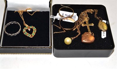 Lot 160 - Three 9ct gold band rings, pendants on chains etc