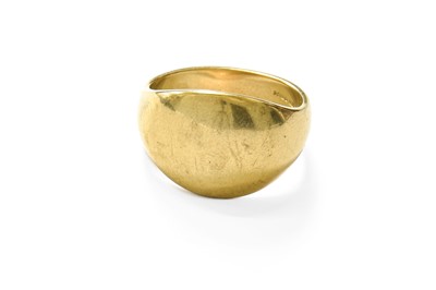 Lot 438 - A 9 Carat Gold Ring, finger size U