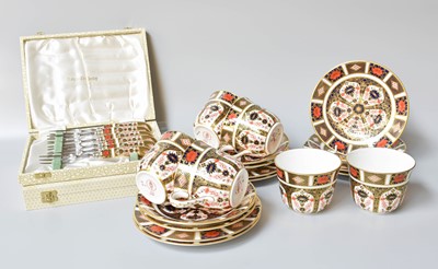 Lot 299 - A Royal Crown Derby Imari Palette 1128 Pattern...