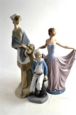 Lot 229 - Three Lladro figures, Marinerito boy with yacht 04810, De Ensayo No.5.050, and a girl with a basket