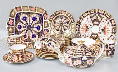 Lot 216 - A Selection of Royal Crown Derby Imari Pattern...