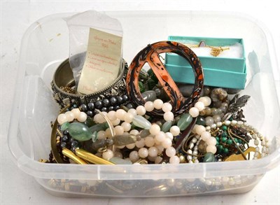 Lot 304 - A quantity of jewellery including an early 20th century pendant, an agate set bar brooch, simulated