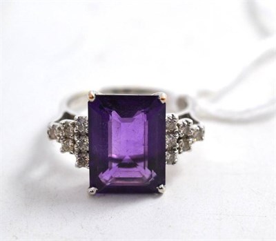 Lot 312 - Amethyst ring