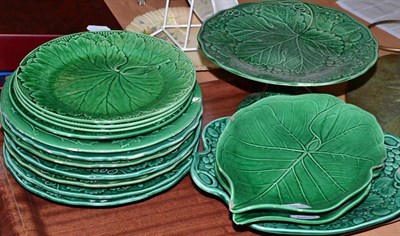 Lot 346 - A quantity of Wedgwood and other green cabbage plates