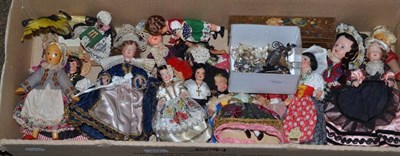 Lot 417 - A small collection of costume jewellery and costume dolls