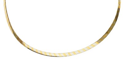 Lot 417 - A 9 Carat Bi-Colour Gold Collar, length 41cm