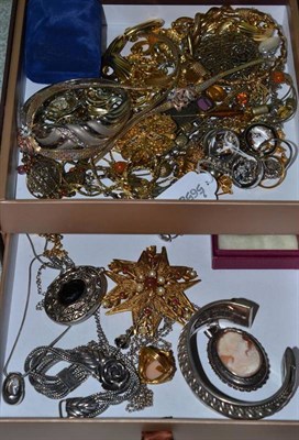 Lot 474 - A quantity of silver and costume jewellery including rings, necklaces, brooches, etc