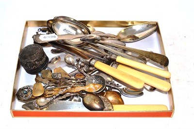 Lot 480 - A small quantity of assorted flatware, etc