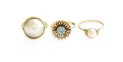 Lot 32 - A 9 Carat Gold Cultured Pearl Ring, finger...