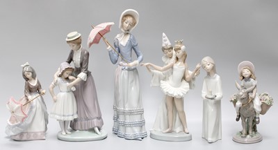 Lot 117 - Six Lladro figures, comprising lady with...