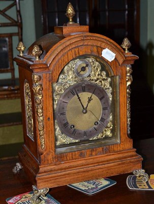 Lot 537 - Oak mantel clock striking two gongs (a.f.)