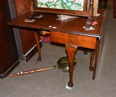 Lot 654 - An oak drop-leaf table