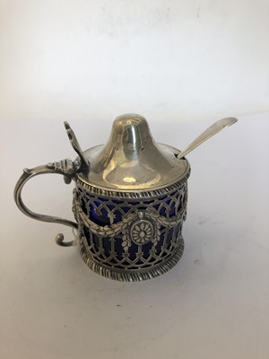 Lot 2017 - A George III Silver Mustard-Pot