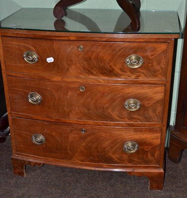 Lot 773 - A small mahogany chest