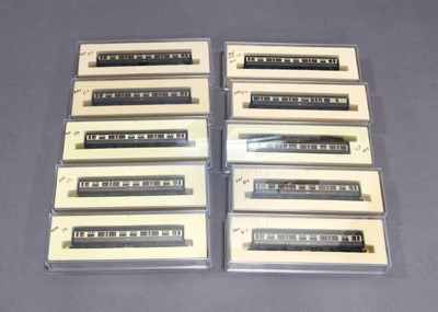 Lot 3252 - Dapol N Gauge GWR Corridor Coaches