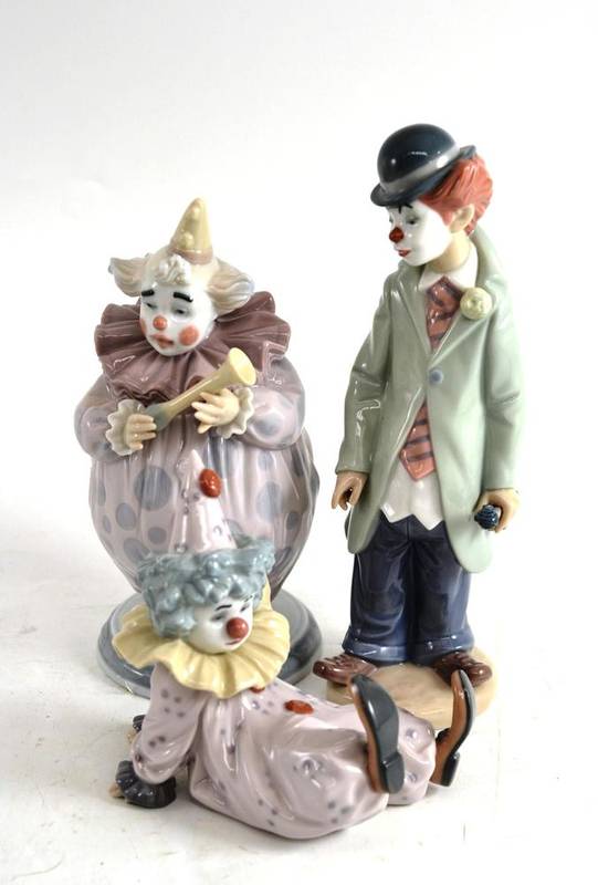 Lot 124 - Three Lladro clowns; 'Tired Friend' 05812, 'The Show Begins, 010.06938, 'Circus Sam' 05472